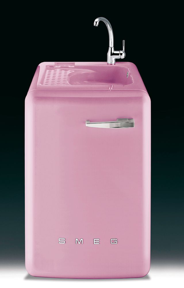 <p>Imagen retro en la lavadora  rosa LBL14, 1.900 €, de Smeg.</p>