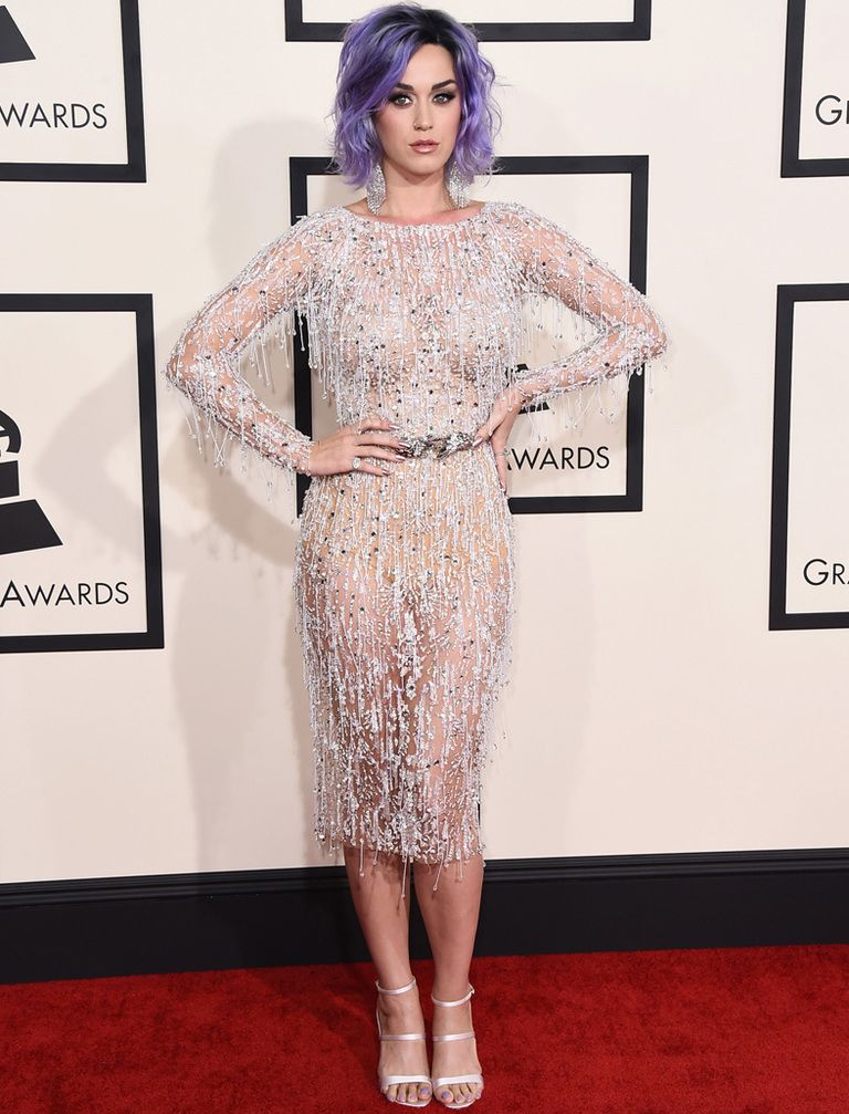 <p><strong>Katy Perry</strong> apostó por ir de corto con este vestido joya transparente de <strong>Zuhair Murad Couture</strong>. Unas sandalias metalizadas y unos largos pendientes hicieron el resto.&nbsp;</p>