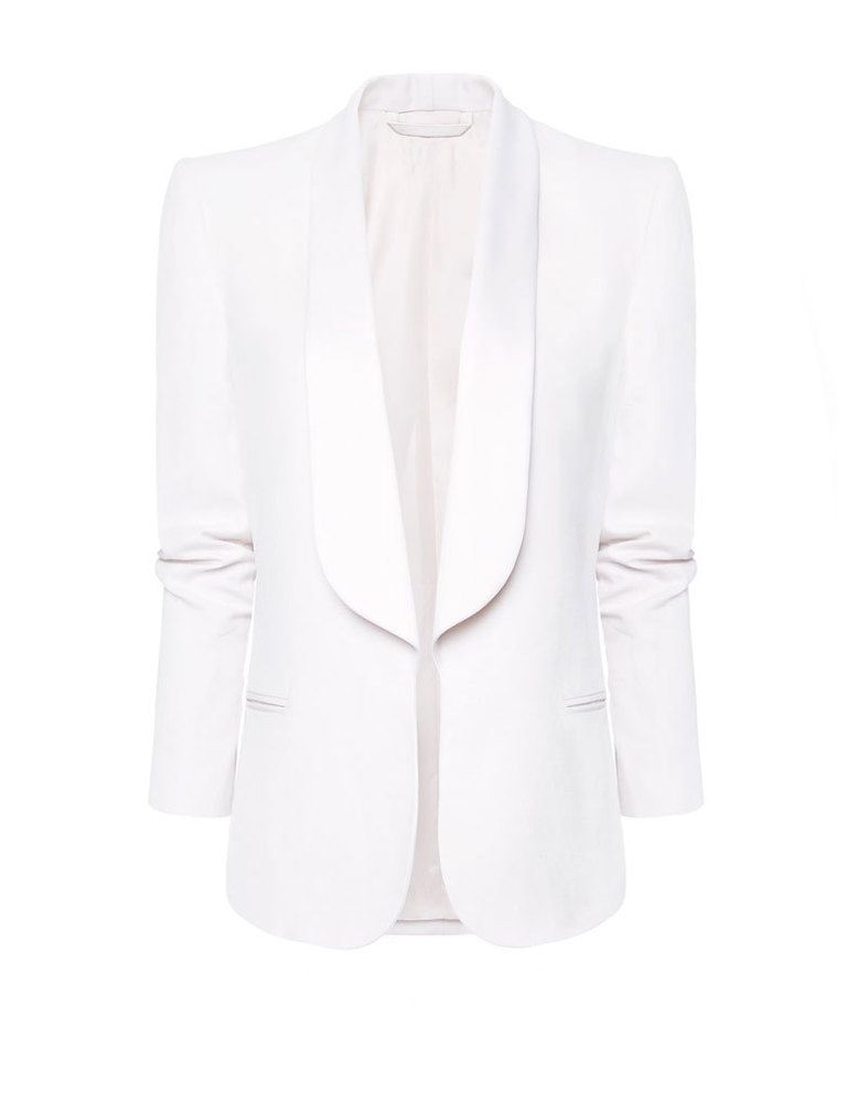 <p>Es una prenda que identificamos con la elegancia y el dress code más formal. La chaqueta de esmouin blanca es lo más.<strong> De Mango.</strong></p>