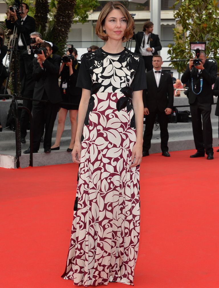 <p><strong>Sofia Coppola</strong> esta vez sí eligió un vestido largo de manga corta con estampado floral tricolor en blanco, negro y burgundy de <strong>Marc Jacobs Primavera 2014</strong>.</p>