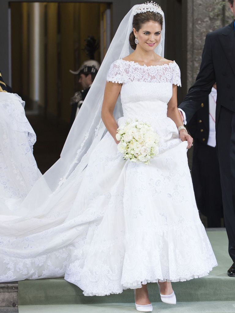 <p>La novia&nbsp;lució un diseño de <strong>Valentino</strong> de organza en seda plisada con encaje de Chantilly en color marfil, con escote barco y detalles de encaje en la parte superior del cuerpo y las mangas. La falda tenía pequeños pliegues verticales que se abrían y estaba rematada en el bajo con un amplio volante. La cola del vestitdo era de cuatro metros de largo y el velo era de organza de seda rematado con pequeño encaje de flor de azahar y point d'esprit.&nbsp;Los zapatos tenían el mismo bordado que el velo.</p>