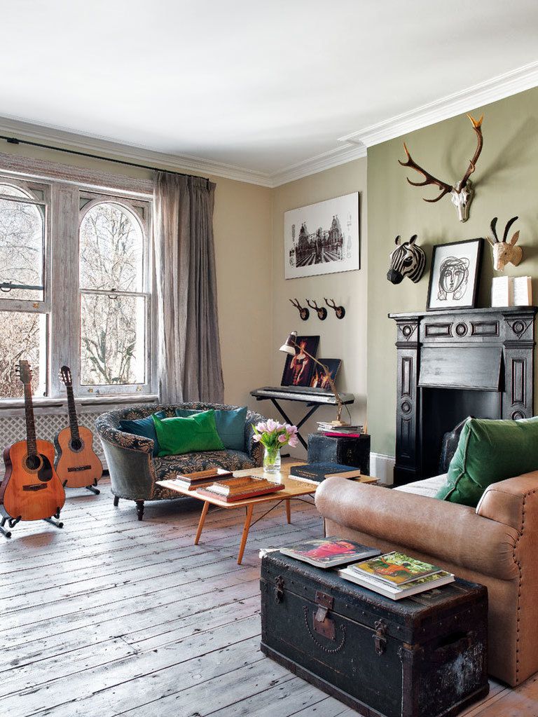 <p>Bea quiso dar a su salón una  atmósfera de lounge inglés: puso un sofá de Katrina Phillips, en Portobello Road, y retapizó un sofá de Ikea en cuero y terciopelo. </p>