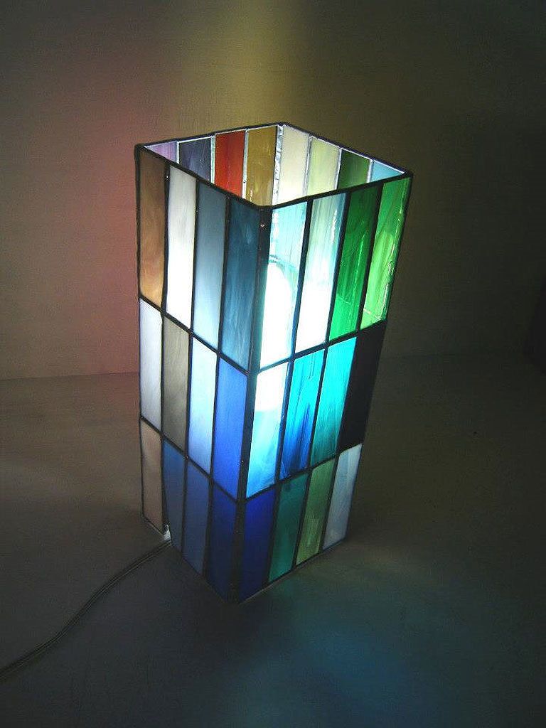 <p>Lámparas de vidrio artesanales que proyectan una luz...de lo más acogedora. Lo puedes encontrar en<strong> lamparasdecolores.com</strong>, por 92 €.</p>