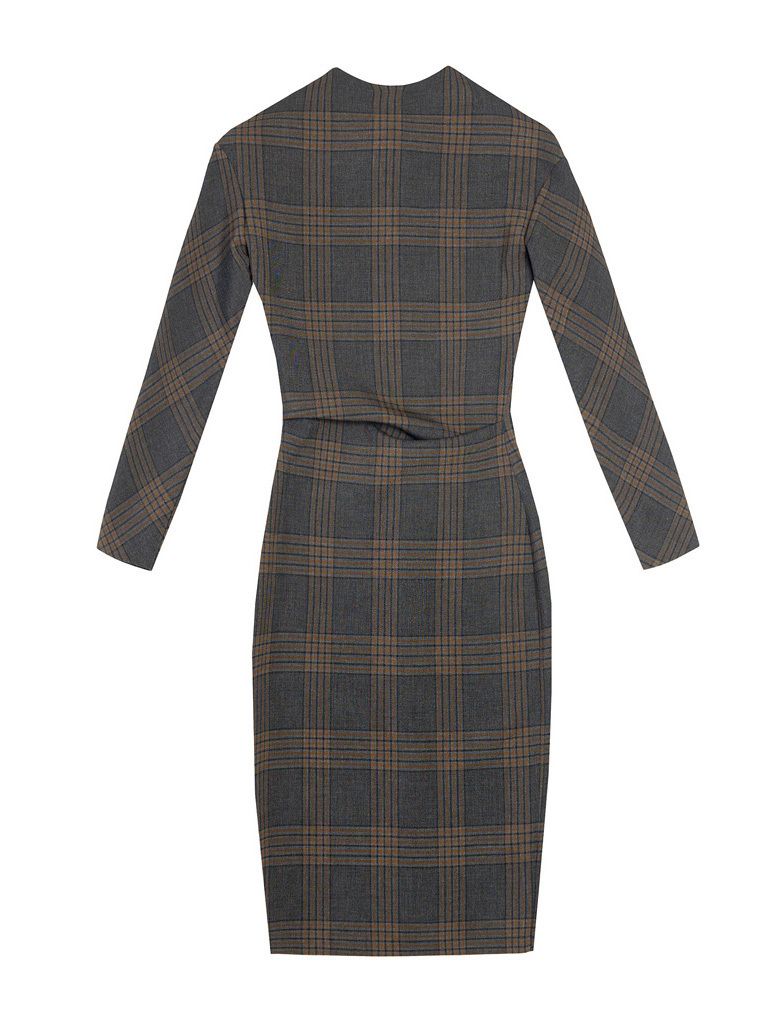 <p>Enfúndate en este favorecedor vestido ajustado cuyo estampado imita un<i> kitsh</i> escocés. De <strong>Zara.</strong> &nbsp;</p>