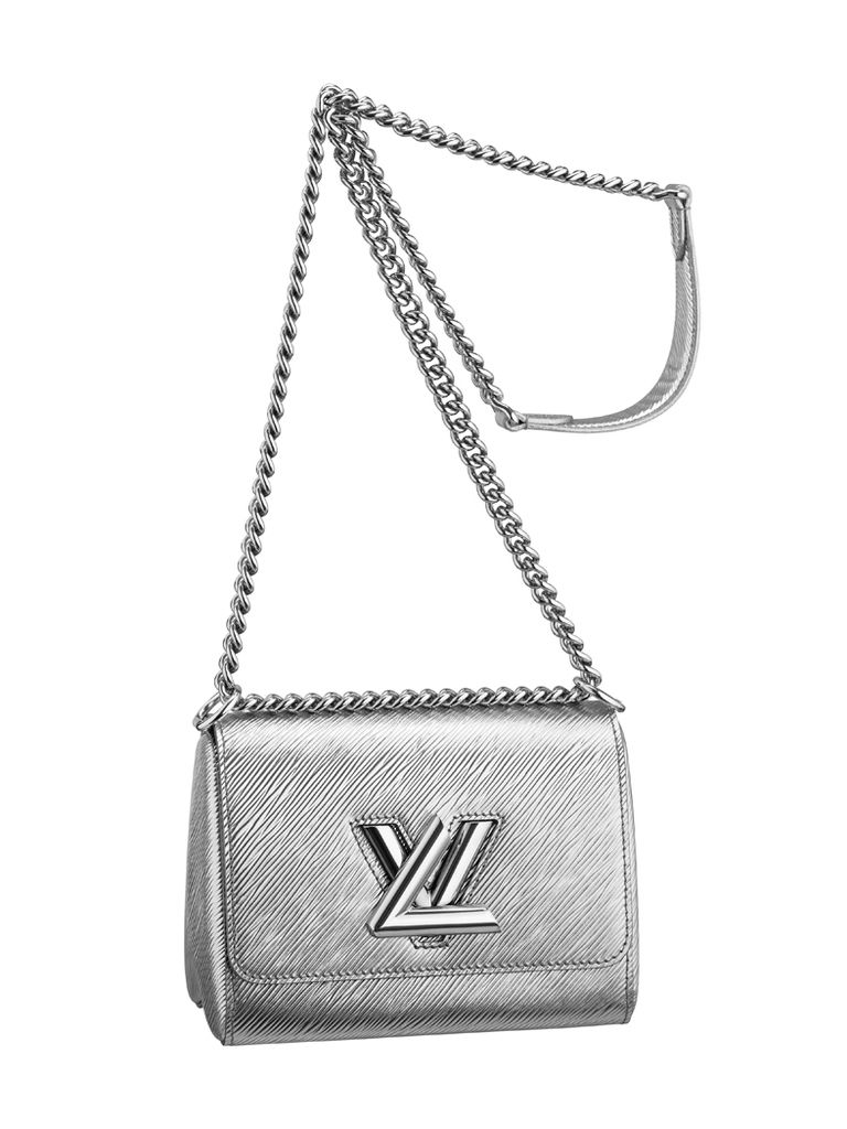 <p>Rendidas caemos ante el bolso '<a href="http://es.louisvuitton.com/esp-es/productos/twist-epi-009188#M50116" target="_blank">Twist</a>' de <strong>Louis Vuitton</strong> en tono plata, forjado con correa de cadena y detalle de latón en relieve. Un clásico reinventado en clave 'chic' perfecto para la mujer de hoy y disponible también online (<a href="http://es.louisvuitton.com/esp-es/productos/twist-epi-009188#M50116" target="_blank">www.louisvuitton.com</a>).</p>