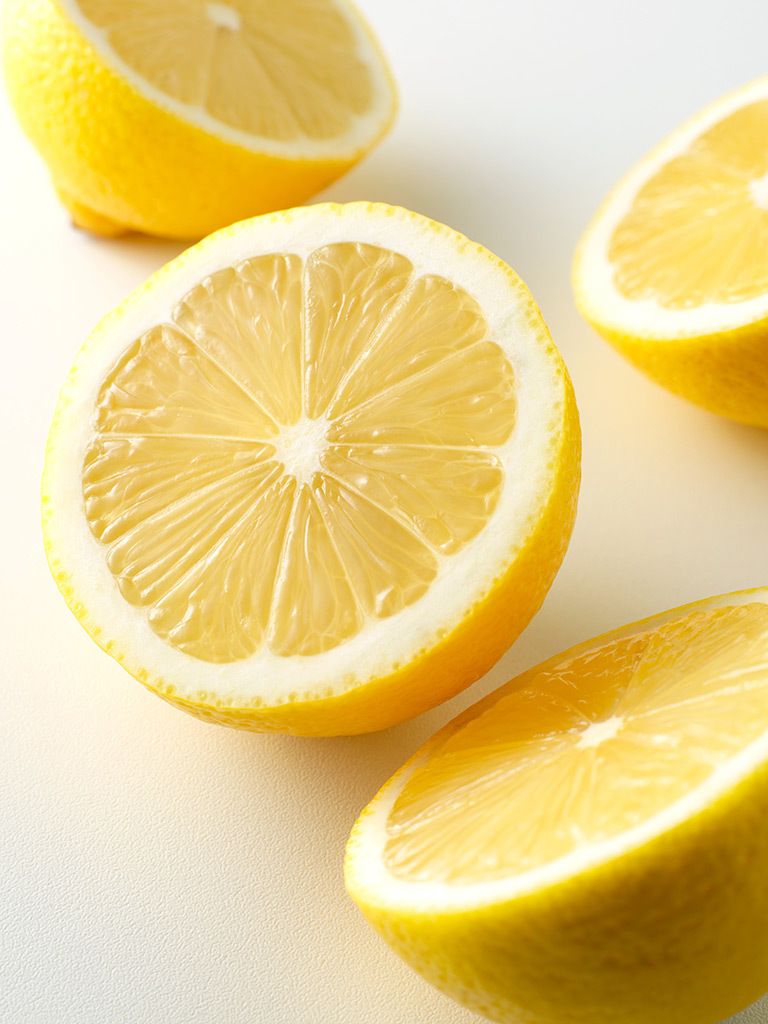 <p>Siempre se ha considerado el limón como un potente blanqueante, tanto para el rostro como para los dientes. ¿La realidad? No hay mucha evidencia científica al respecto. Y, peor aún, utilizarlo en los dientes puede provocar que el ácido cítrico erosione el esmalte.</p>