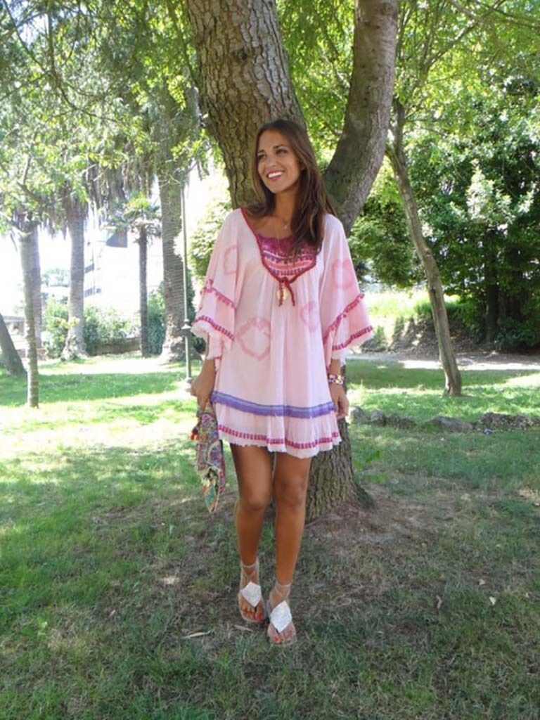 <p>&nbsp;</p><p>No podíamos olvidarnos de nuestra bloguera, <strong>Paula Echevarría</strong>, que maneja el look boho a la perfección. En esta ocasión, con vestido en dulces rosas y frambuesas con mangas campana y sandalias romanas.</p>