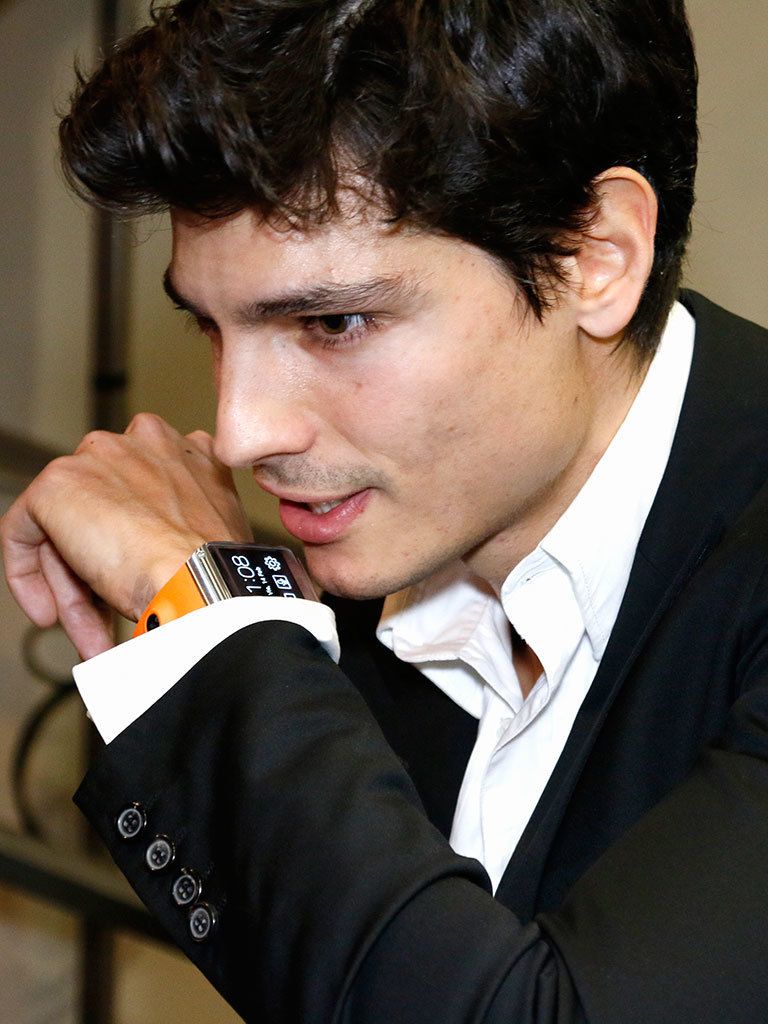 <p>Para cubrir todos los frentes, ambos se separan. Javier informa a Mirian a través del Samsung Galaxy Gear de lo que está viendo en el backstage, donde se prepara el desfile de Amaya Arzuaga, el primero de la edición.&nbsp;</p>