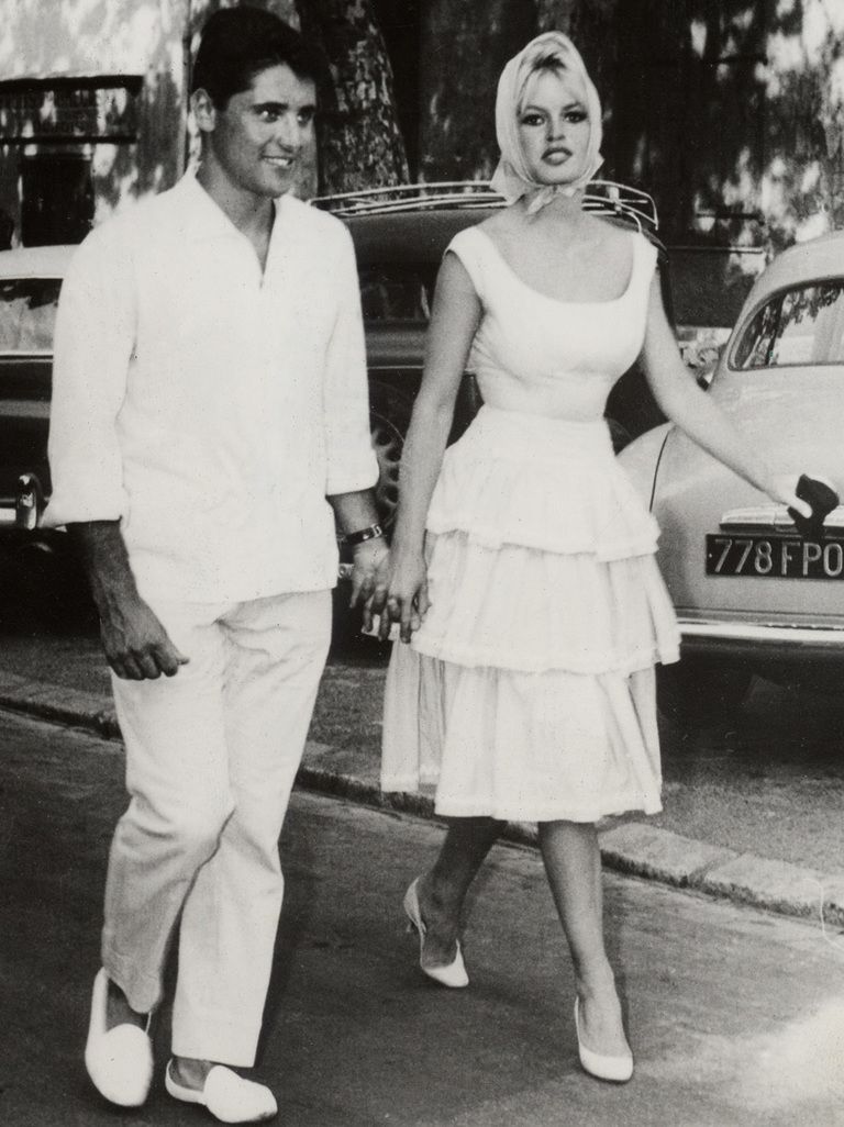 <p>Paseando con su novio Sacha Distel por las calles de Antibes. Su look en el año 1958 nos parece de lo más estiloso.</p>