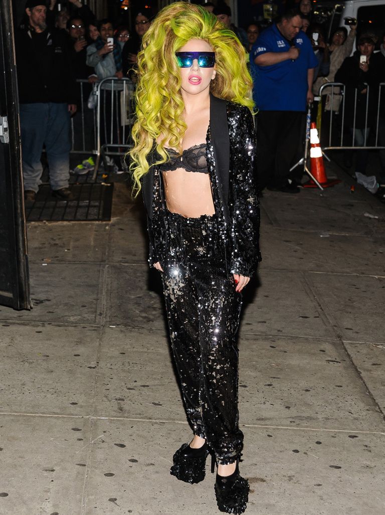 <p>No falla practicamente ninguna semana. <strong>Lady Gaga</strong> vuelve a la zona de las peores esta vez con un traje negro de paillettes que dejaba ver su sujetador, voluminosos zapatos y una peluca amarilla y verde incomprensible.</p>