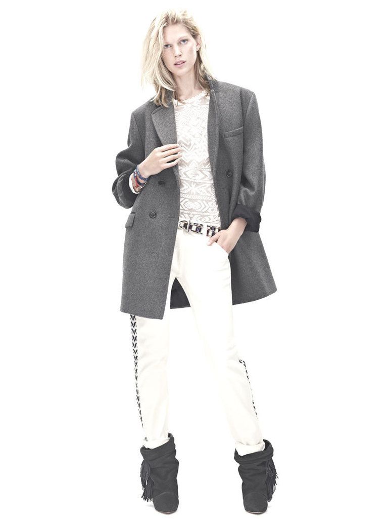 <p>Este look en gris y blanco es muy característico de H&amp;M, abrigo, blusa romántica, jenas y botas de flecos.</p>