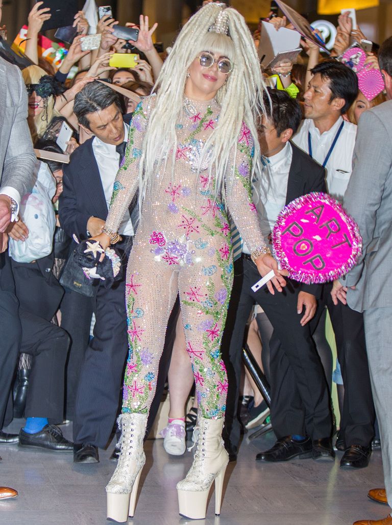<p>A pesar de pasarse la vida en aviones, lo de viajar cómoda y estilosa no va con <strong>Lady Gaga</strong>. Así la vimos en el aeropuerto de Chiba en Japón con un mono ajustado de strass con motivos marinos, botines con plataformas XXL y un peinado con rastas.&nbsp;</p>