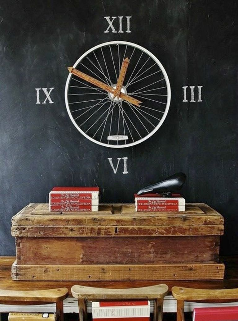 <p>¡Es hora de rodar! En <a href="http://www.thistlewoodfarms.com/bicycle-wheel-clock" target="_blank">This Tlewood Farms</a> nos presentan este reloj de diseño con números romanos e inspirado en una rueda que nos encanta. Las manecillas corren a cargo de dos reglas de madera, las mismas que se utilizaban antiguamente en las escuelas. Esta pieza representa el equilibrio perfecto entre la decoración industrial y el estilo <i>retro</i>.</p>