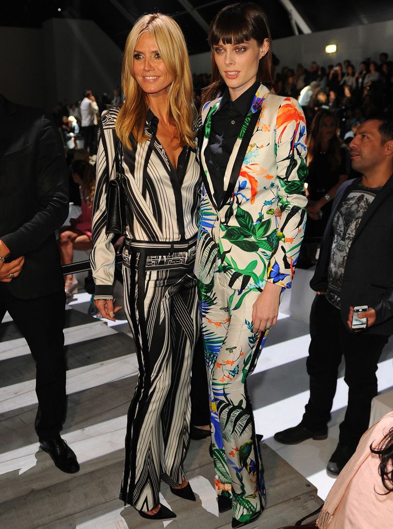 <p><strong>Coco Rocha y Heidi Klum</strong> posan juntas en el desfile de Cavalli. Coco apostó por un llamativo traje de flores.&nbsp;</p>