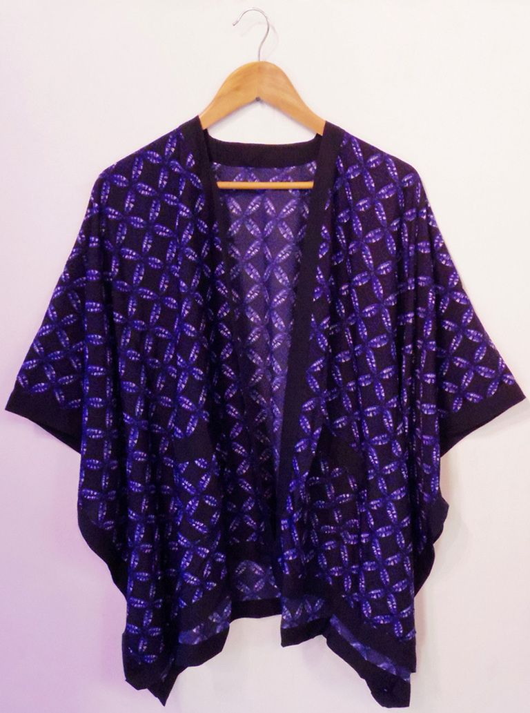 <p>Kimono con print de caleidoscopio en tonos azules (£49.00).</p>