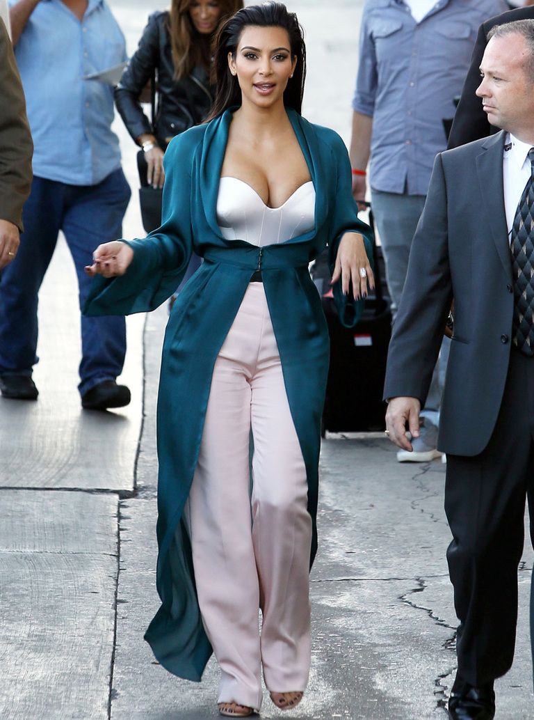 <p>Lo de salir en pijama y bata a la calle es demasiado incluso para <strong>Kim Kardashian</strong>. Por muy Alta Costura que sea, este conjunto de pantalones de seda en rosa palo, bustier blanco y batín verde de <strong>Ulyana Sergeenko Primavera 2014</strong> no nos convence.&nbsp;</p>