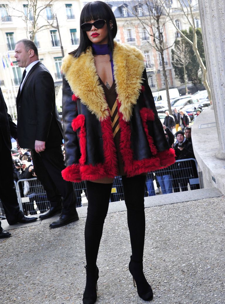 <p><strong>Rihanna</strong> no se perdió este desfile y posó a la entrada con un llamativo abrigo en negro, rojo y amarillo.</p>