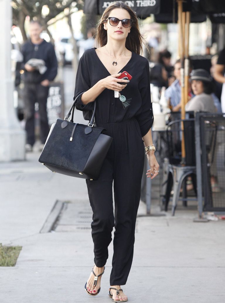 <p>La modelo <strong>Alessandra Ambrosio</strong> luce su mono negro en un street style de libro con sandalias planas, bolso de piel y joyas doradas.&nbsp;</p>