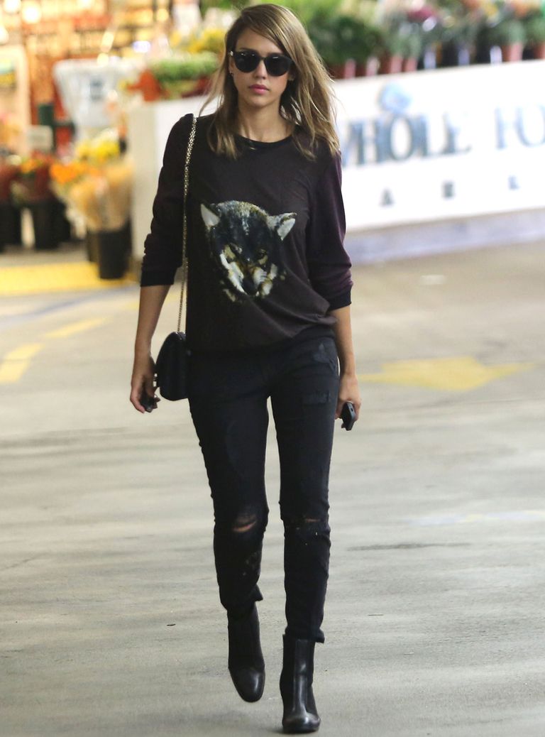 <p><strong>Jessica Alba</strong>&nbsp;pasa de felinos y elige un lobo para su total black look con sudadera, vaqueros desgastados y botines de piel.&nbsp;</p>