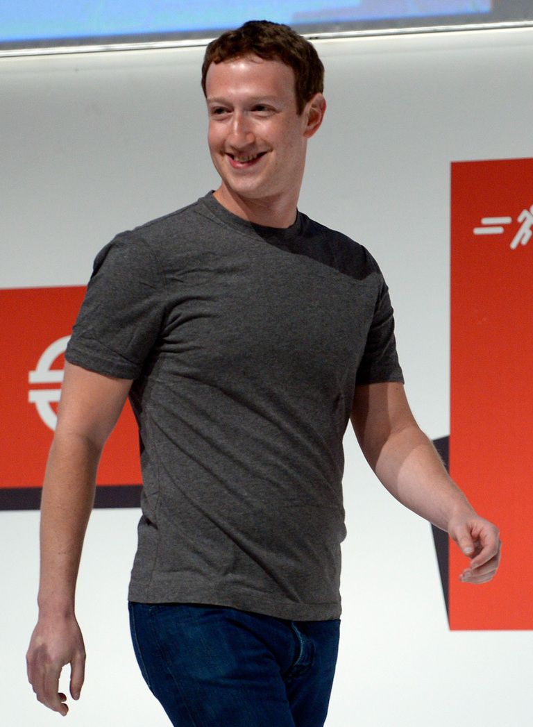 <p>El propio&nbsp;<strong>Mark Zuckerberg</strong> admitió que siempre se pone la misma ropa, camiseta gris y vaqueros, &quot;porque pasar tiempo pensando lo que vas a llevar puesto o comer en el desayuno es un malgasto innecesario de energía&quot;.</p>