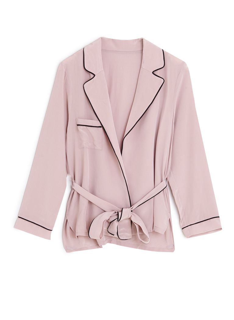 <p>Esta chaqueta de pijama de <strong>Oysho</strong> rosa es perfecta para un look casual chic.</p>