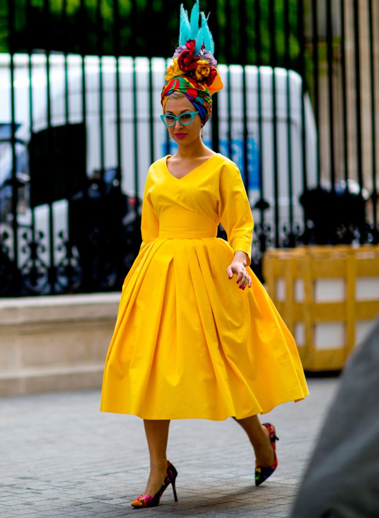 <p>Este posiblemente sea el look más atrevido, el vestido midi con vuelo en amarillo combinado con este turbante multicolor y zapatos a juego.</p>