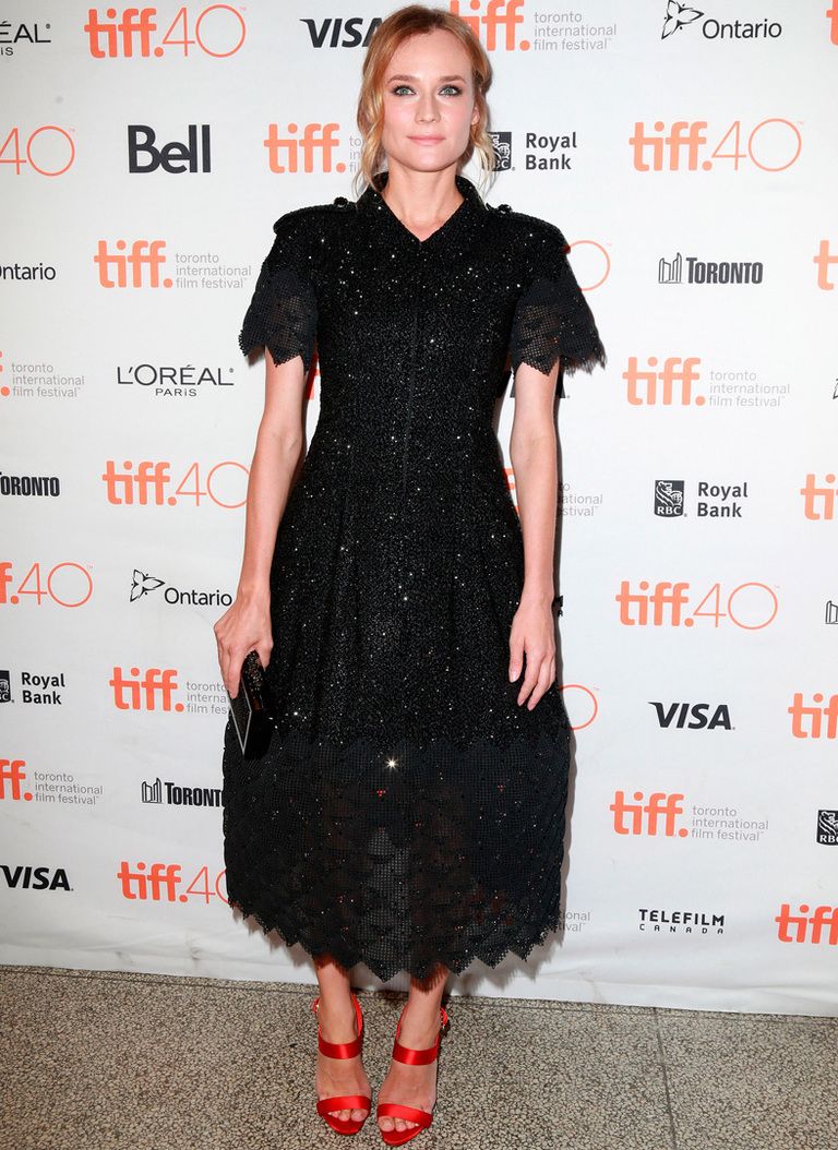 <p>En Venecia no falló y en Toronto tampoco. <strong>Diane Kruger</strong> deslumbró con ese vestido negro midi brillante de <strong>Chanel Alta Costura</strong>, más un par de sandalias rojas para añadir color.</p>