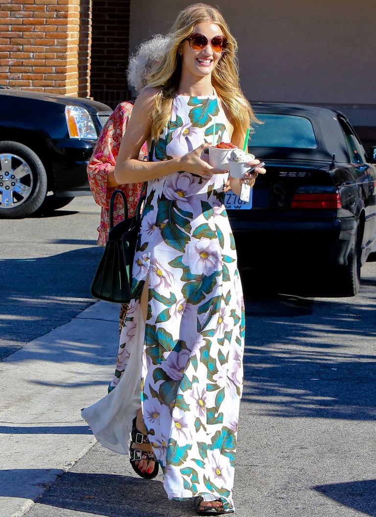 <p>Otra modelo que se apunta a esta tendencia es <strong>Rosie Huntington-Whiteley</strong>, que lo hace con este vestido halter con flores. Nos llama la atención su combinación con unos 'ugly shoes'.</p>