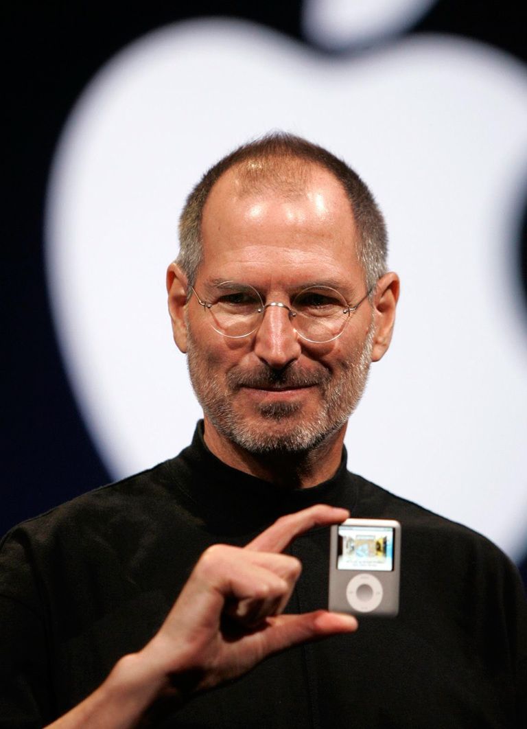 <p>Uno de los casos más conocidos, el de <strong>Steve Jobs</strong> y su famoso y característico jersey negro de cuello alto siempre combinado con vaqueros.</p>