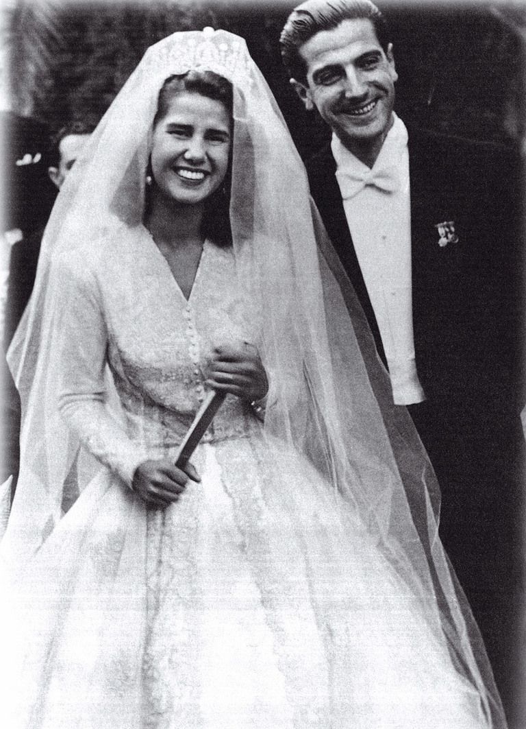 <p>En su primera boda con Luis Martínez de Irujo, hijo del duque de Sotomayor, el 12 de octubre de 1947 en la Catedral de Sevilla.&nbsp;</p>
