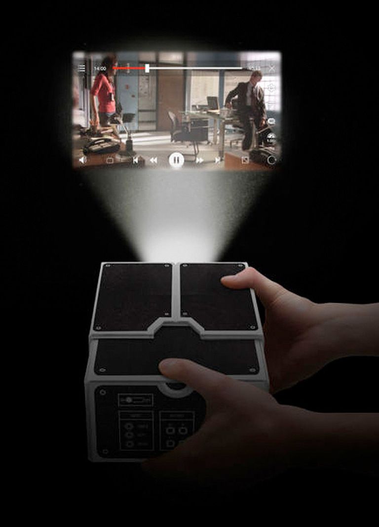 <p>¿Quieres recrear una sala de cine en tu salón? Ahora es posible gracias a esta carcasa con forma y función de proyector. Solo tienes que introducir tu móvil, apagar las luces... ¡Y a disfrutar de la peli en la pared! Lo encontrarás en <a href="http://www.iwantoneofthose.com/gift-gadgets/smartphone-projector/10939014.html" target="_blank">I Woot</a>.</p>