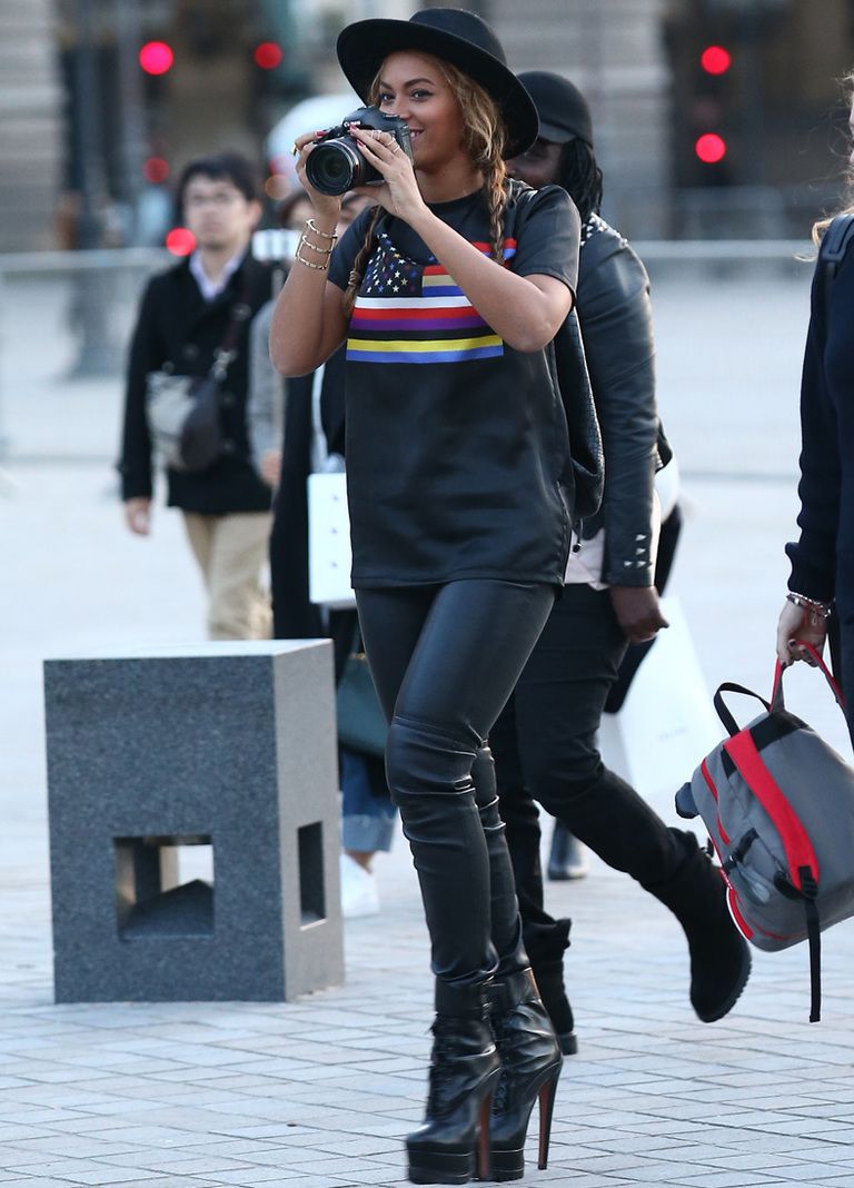 <p>Para un día de turismo en París <strong>Beyoncé</strong> no olvida la cámara de fotos ni su sombrero negro, a juego con el resto del estilismo.&nbsp;</p>
