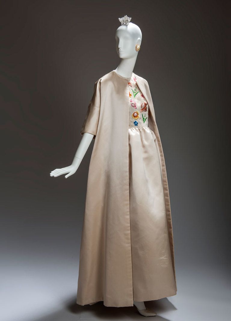 <p>Este conjunto de vestido y abrigo en satén crudo lo llevó<strong>&nbsp;Jackie Kennedy el verano de 1961.</strong></p>