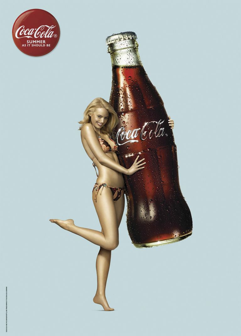 <p>Uno de los hitos en el mundo de la publicidad más debatidos es el origen del diseño de la forma de <strong>Coca-Cola</strong>. Oficialmente está inspirada en la semilla del cacao, y su forma curvilínea se debe facilitar su agarre. Sin embargo, muchos son que la verdadera inspiración de la gran marca es sencillamente, el cuerpo de una mujer.&nbsp;</p>