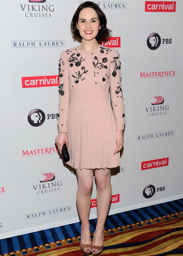 <p>Otra de nuestras favoritas de la semana ha sido la actriz de la serie ‘Downton Abbey’ <strong>Michelle Dockery</strong>, que escogió para acudir a la presentación de la cuarta temporada un minivestido en rosa palo con detalles florales en negro y falda plisada de<strong> Miu Miu</strong>. Puso el broche de oro a este romántico outfit con un clutch negro y unos peep toe nude, ambos de <strong>Prada</strong>.</p>