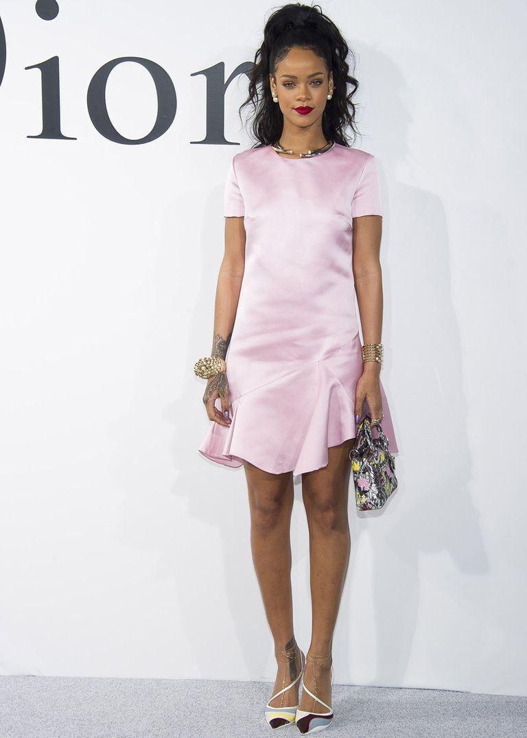 <p>Nos sorprendió para bien <strong>Rihanna</strong> con este estilismo tan soft a base de minivestido en rosa palo con volante en la falda y accesorios con mix de color.</p>