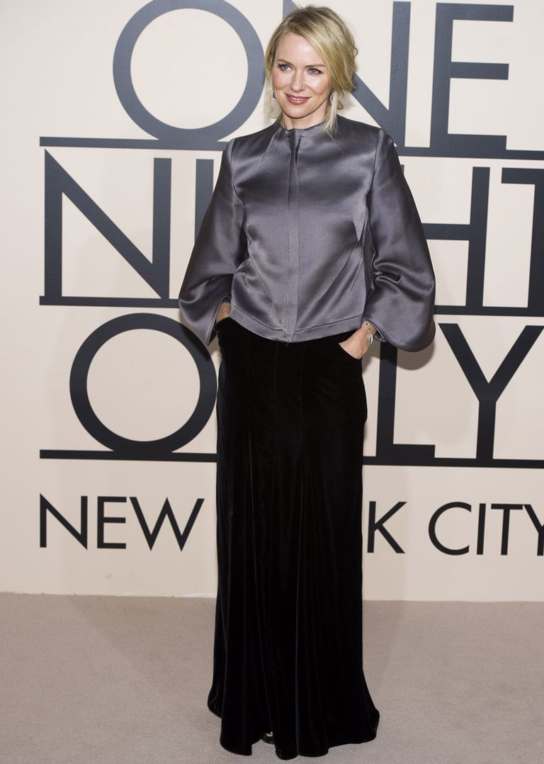 <p><strong>Naomi Watts</strong> dio un toque de gris a su look con una blusa de seda y la combinó con una falda larga de terciopelo. Perfecto el toque informal de su recogido semidespeinado.</p>