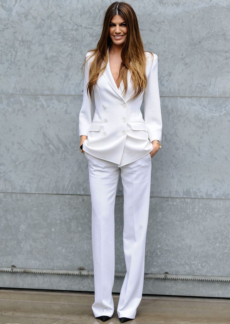 <p>Bianca Brandolini firma este look con un traje blanco y zapatos negros para el desfile de Giorgio Armani.</p>