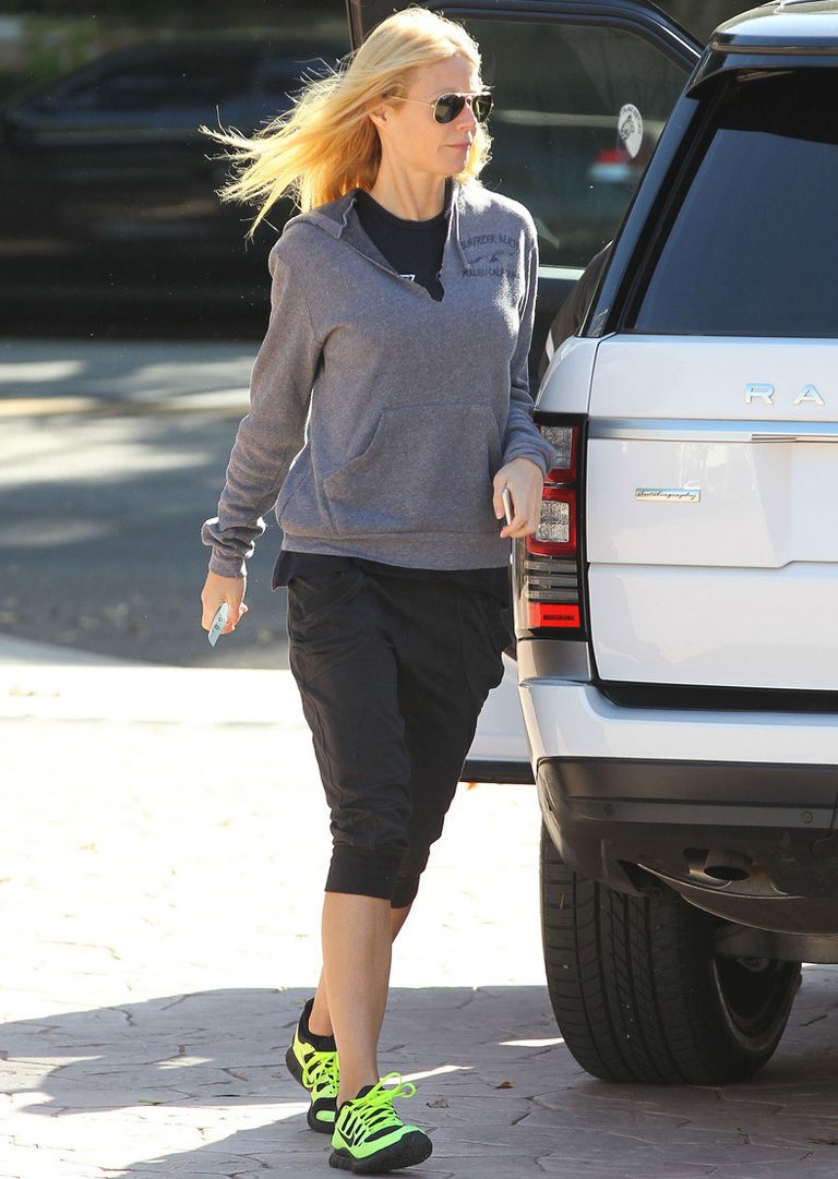 <p>Tomamos nota del look deportivo de <strong>Gwyneth Paltrow</strong> con sudadera gris, pantalones baggy en negro y un toque flúor en las zapatillas.</p>