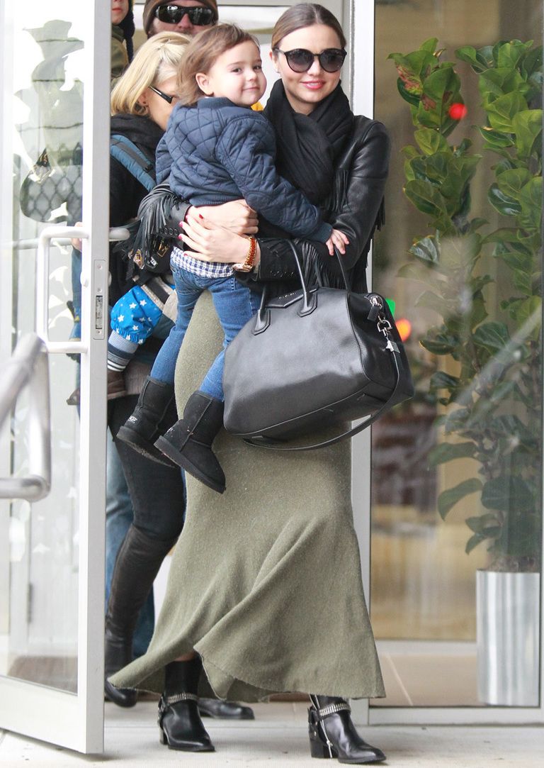 <p><strong>Miranda Kerr</strong> combina verde y negro en este street style con falda larga, 'perfecto', botines, bolso XL y fular. Sencilla, cómoda y chic.</p>