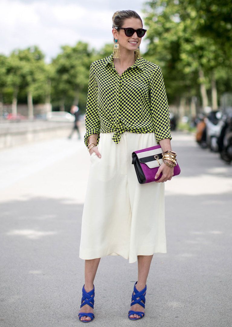 <p>Este look se lo vimos a Helena en la última edición de la Alta Costura de París. Pura tendencia, cuadro damero y falda pantalón de color crudo.</p>
