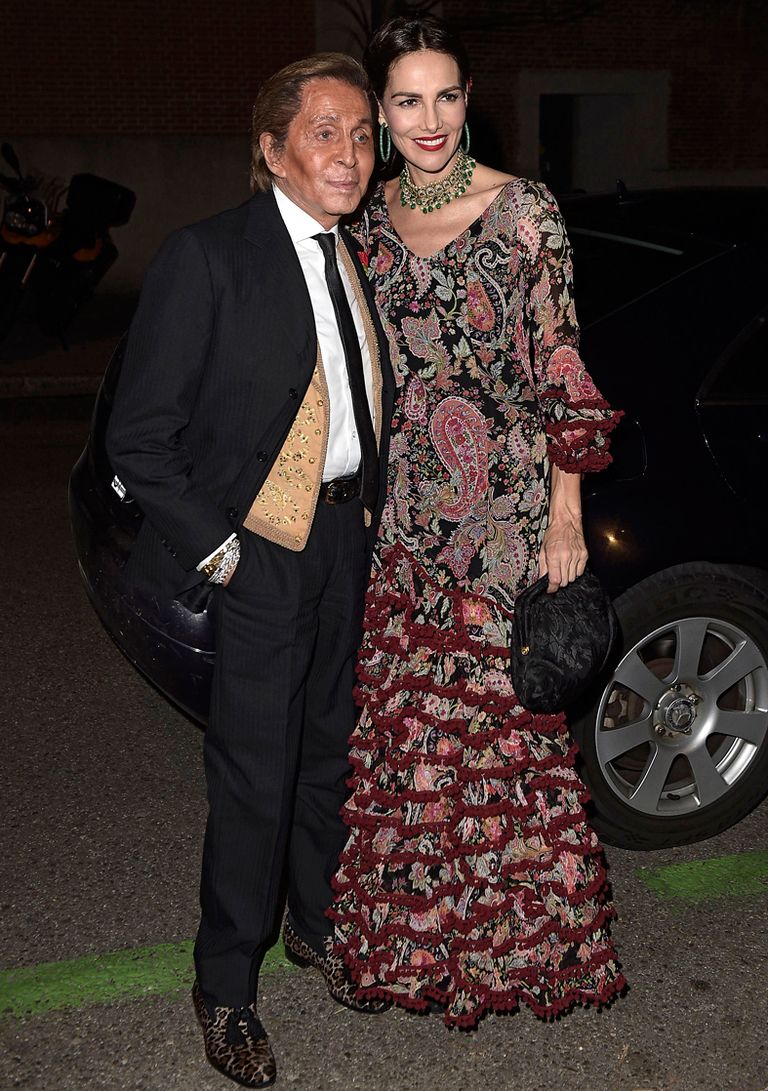 <p>El invitado estrella de la noche, el diseñador <strong>Valentino Garavani</strong> con<strong> Adriana Abascal</strong>, vestida con traje flamenco de flores.</p>
