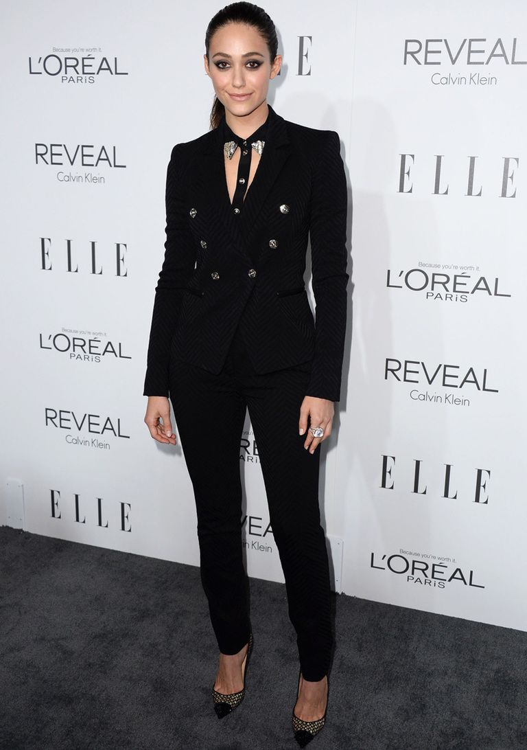 <p><strong>Emmy Rossum</strong> dejó a un lado los vestidos y escogió un traje negro con llamativos botones y aberturas de&nbsp;<strong>Versace</strong>. Lo combinó con unos salones estampados de <strong>Louboutin</strong>.&nbsp;</p>