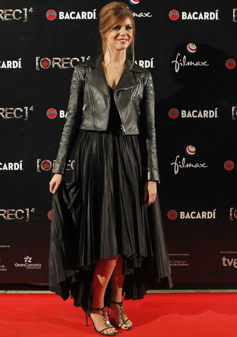 <p>En la premiere en Madrid de&nbsp;'REC 4: Apocalipsis' acertó con su combinación de vestido largo negro plisado más cazadroa 'perfecto' y sandalias joya.&nbsp;</p>