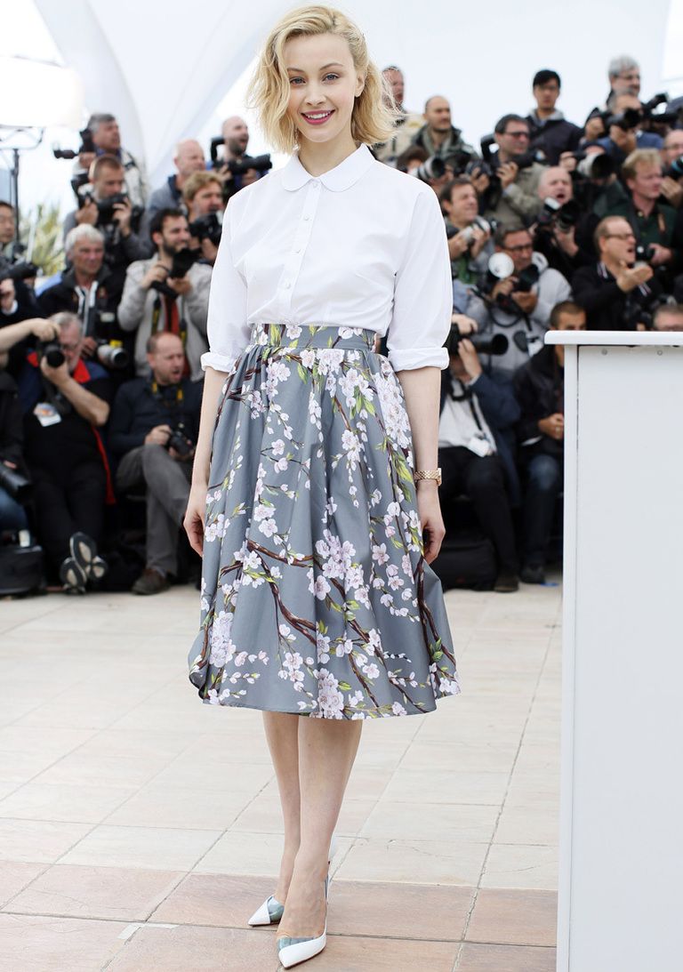 <p>Hemos tenido un flechazo con esta falda lady de <strong>Dolce &amp; Gabbana</strong> que la actriz <strong>Sarah Gadon</strong> combina a la perfección con una camisa básica blanca y unos salones bicolor.&nbsp;</p>