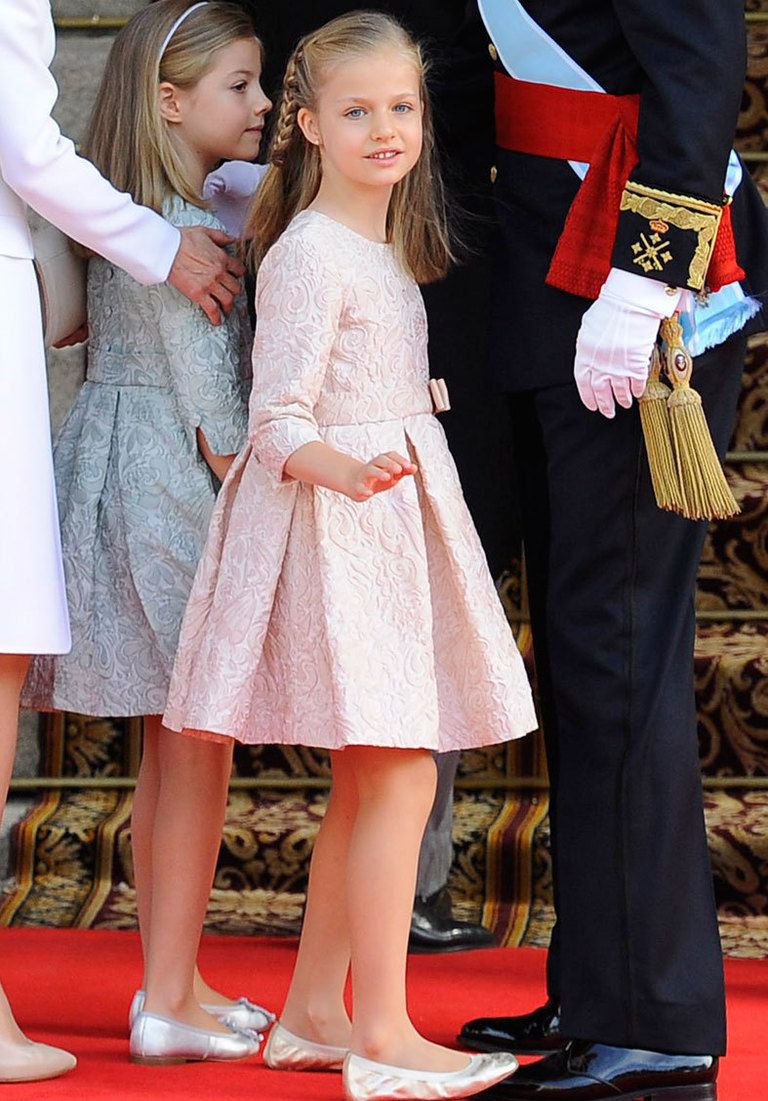 <p>El día de la coronación de su padre el Rey Felipe XI, la pirincesa Leonor llevaba otro vestido de la firma <strong>Nanos</strong>, también rosa, pero en esta ocasión brocado.</p>