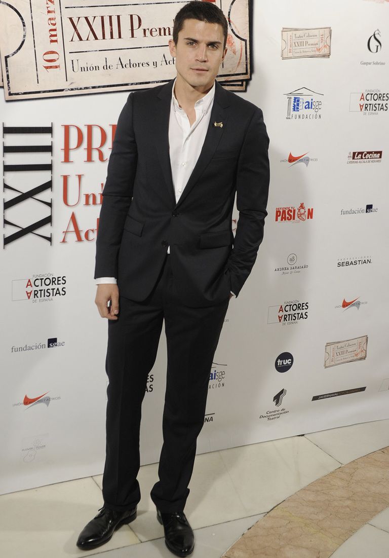 <p>Muy elegante el actor <strong>Alex González</strong> con un traje negro y camisa blanca, protagonizó el reencuentro de la noche al coincidir con su ex Adriana Ugarte.</p>