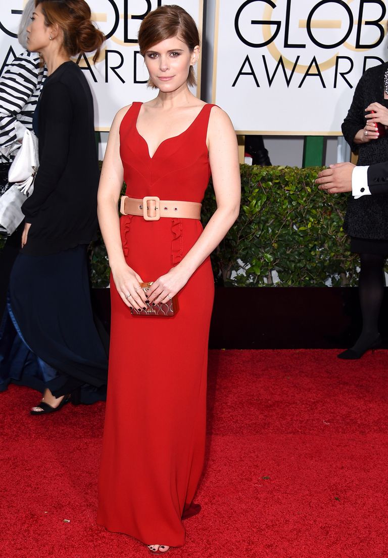 <p><strong>Kate Mara</strong> apostó por un vestido sencillo de <strong>Miu Miu</strong> en tono rojo, que estropeó con un cinturón en color 'nude'. El 'clutch' y sus mini pendientes, los únicos complementos para una noche donde el estilismo debería haber sido más estudiado.</p>