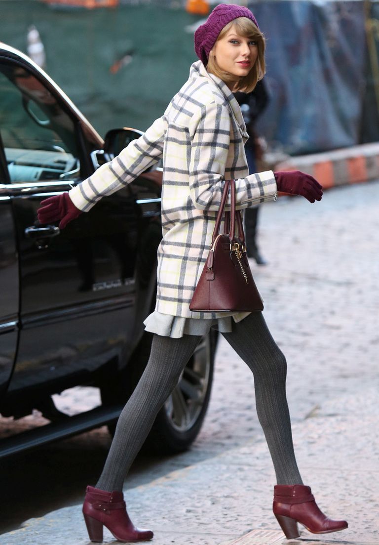 <p>Fiel a los looks lady, pillamos a <strong>Taylor Swift</strong> con un abrigo de cuadros, falda de volantes, leotardos en gris y accesorios combinados en burgundy.</p>