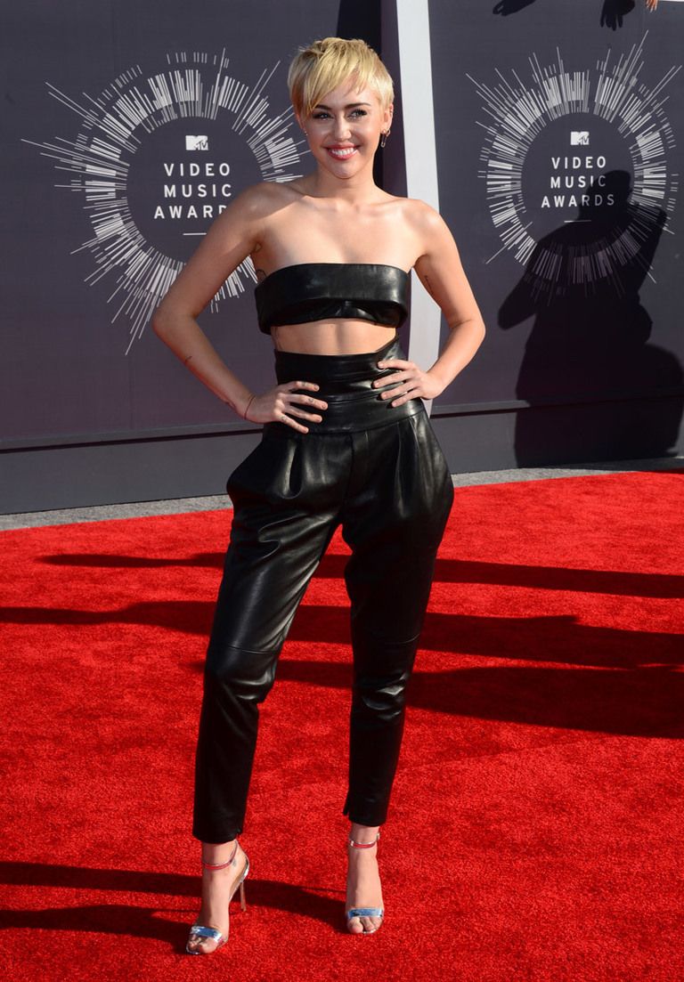 <p><strong>&nbsp;Miley Cyrus</strong> escogió un look 'leather' para esta gala veraniega. Su 'outfit' se compuso de un micro-top&nbsp; y unos 'baggy pants' con fajín, todo de cuero negro de <strong>Alexandre Vauthier</strong><a href="http://www.redcarpet-fashionawards.com/2014/08/25/miley-cyrus-alexandre-vauthier-2014-mtv-video-music-awards-vma/" title="Permalink to Miley Cyrus In Alexandre Vauthier Couture – 2014 MTV Video Music Awards #VMA" target="_self"> </a>y sandalias plateadas de pulsera. </p>
